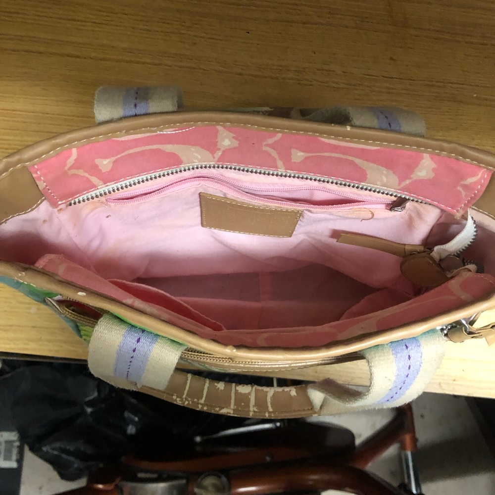 Coach bag has wearing on the handle preown